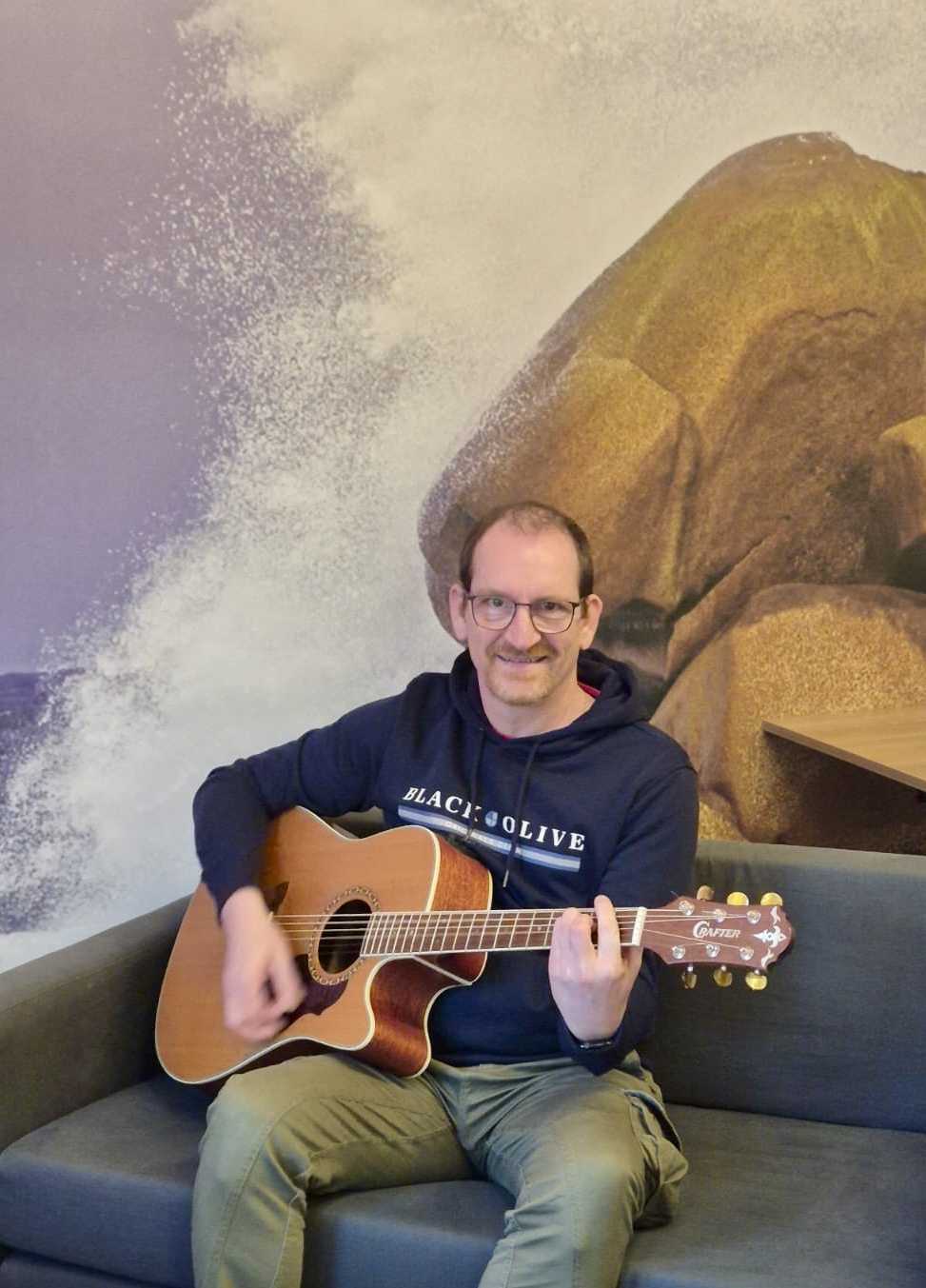 Eduard Wiebe mit Gitarre – Entstehung von Lyruma